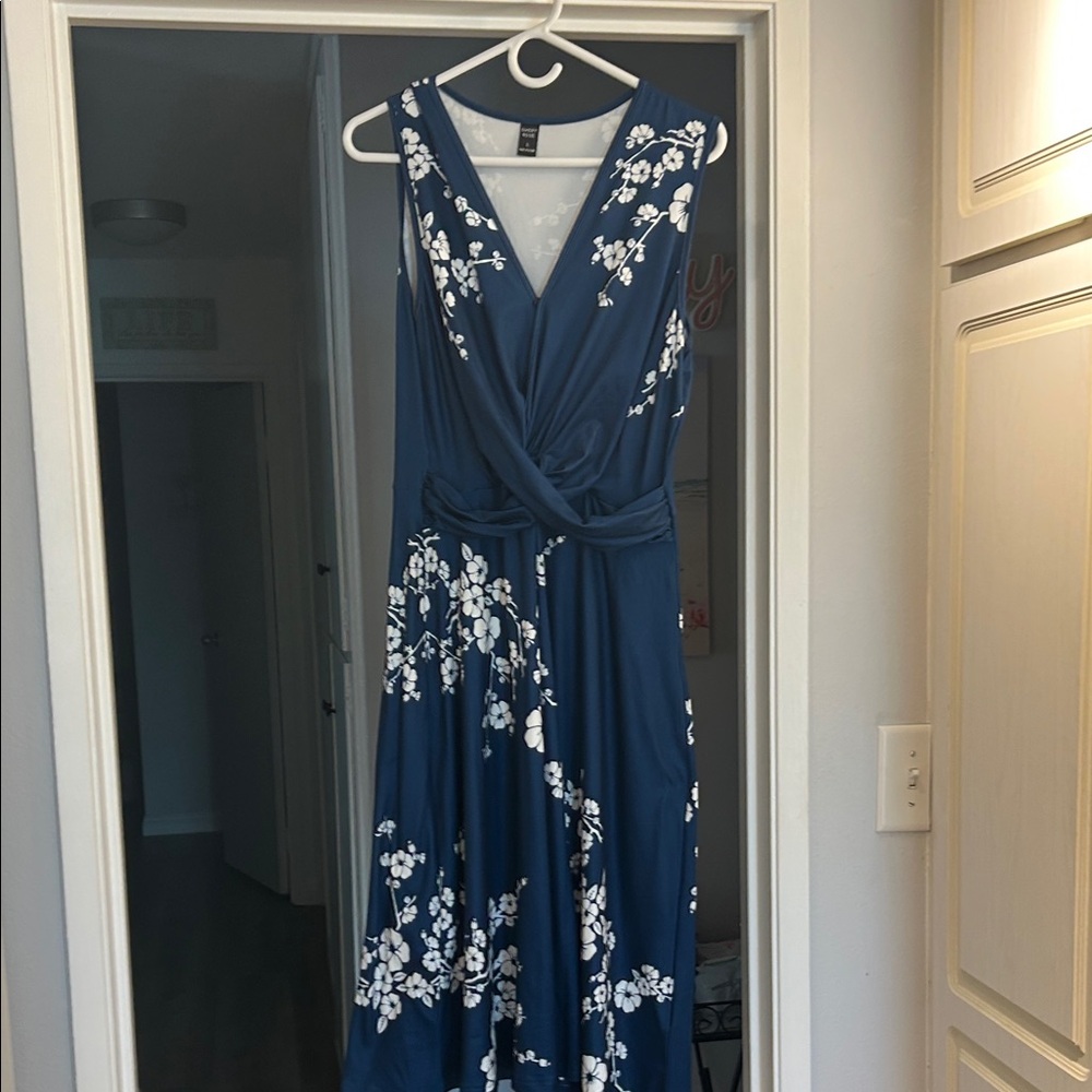 Elegant Floral Maxi Dress in Navy and White